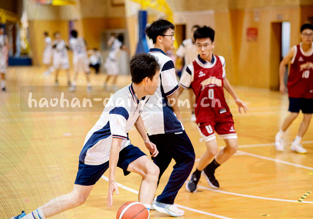 夜间办公桌上亮着的笔记本电脑与耳机，屏幕显示着问答列表